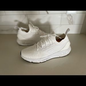 Men’s Size 12.5 Under Armour HOVR Phantom 2 Intelliknit